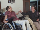 Ayak parmaklar�yla bilgisayar kullanarak ders �al��an SP hastas� �mithan Y�lmaz liseyi bitirdi