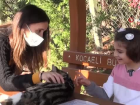 Ayakta duramyordu, konuamyordu, imdi ise yznde glckler eksik olmuyor