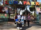 Aydın'da sağlık ekibi engelli çocuğu lunapark ve hayvanat bahçesine götürdü