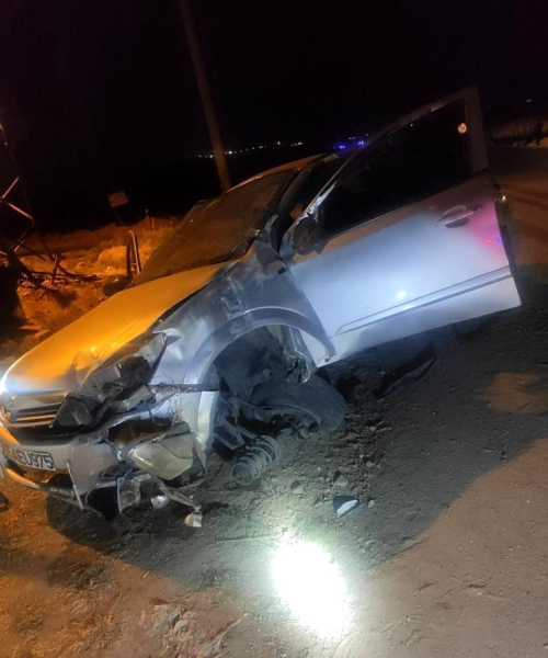 Batman'da Otomobil Elektrik Direine arpt: 3 Yaral