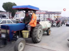 Belediyenin dezenfekte �al��malar�na vatanda�lar trakt�rleriyle destek verdi