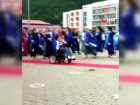 Be yl nce iple duvara bal yayordu, imdi ise liseden mezun oldu