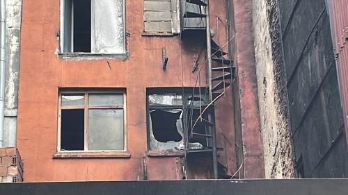 Beyolu'nda kan yangn otel ile bir binada hasara neden oldu