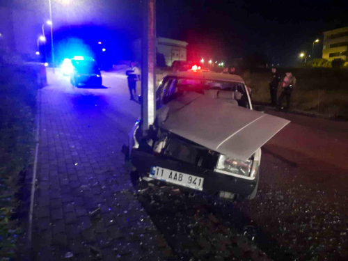 Bilecik'te Otomobilin Aydnlatma Direine arpmas Sonucu 2 Kii Yaraland