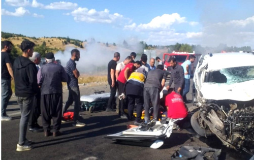 Bingl-Diyarbakr Karayolu'nda Vin ve Hafif Ticari Ara arpt: 5 Yaral