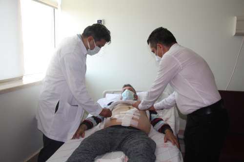 Bir bbreini kzna balayan babann 12 kilogramlk kitle oluan dier bbrei son anda kurtarld