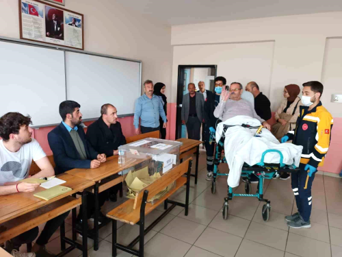 Bitlis'te 68 ya��ndaki hasta sedyeyle oy kullanmaya g�t�r�ld�