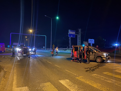 Bolu'da Hafif Ticari Ara ile Otomobil arpt: 2 Yaral