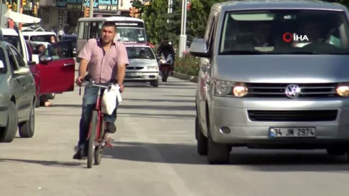 Bu ilede 7'den 70'e herkes bisiklet kullanyor