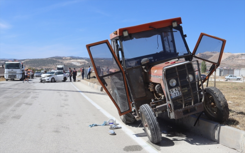 Burdur'da Otomobil ve Traktr arpmas: 4 Yaral