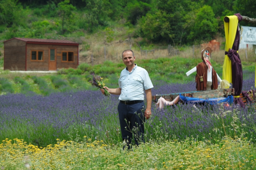 Bursa'da rololji Uzman Dr. Dursun nal'n kurduu tbbi aromatik bahe misafirlerini arlyor