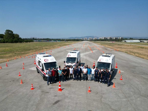 Bursa ve evre illerde ambulans sr gvenlii eitimi dzenlendi