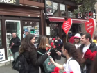Cadde Boyunca Karanfil Da��tarak Kalp Sa�l���na Dikkat �ektiler