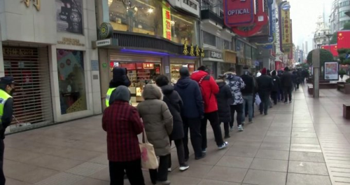 �in'de koronavir�s�nden korunmak isteyen vatanda�lar maske almak i�in metrelerce kuyruk olu�turdu