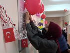 ocuklar iin hastane koridorunu ssleyip oyuncak dattlar