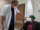 Covid-19'u yenen doktor, tekrar g�revine ba�lad� 