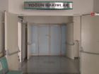 Covid-19 yo�un bak�m doktorunu g�zya�lar�na bo�an olay...E�inin en son dokundu�u doktorun ellerini �pmek istedi