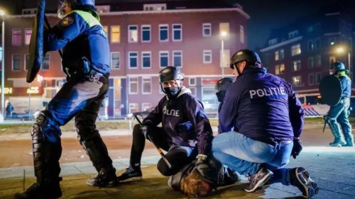 Hollanda'da mahkeme hkmetten sokaa kma yasan derhal kaldrmasn istedi