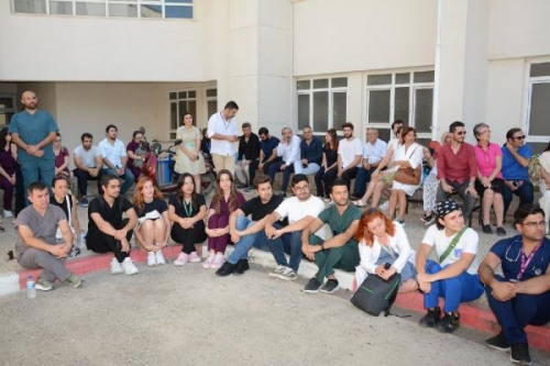ukurova niversitesi Tp Fakltesi Hastanesi'nde Oturma Eylemi