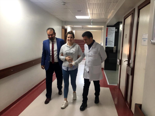 Denizli'de ameliyat edilen kadnn karnndan 3,7 kilogramlk kitle kt