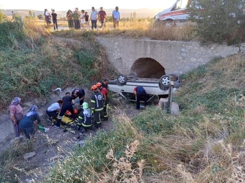 Denizli'de su kanalna uan otomobilde 3 kii yaraland