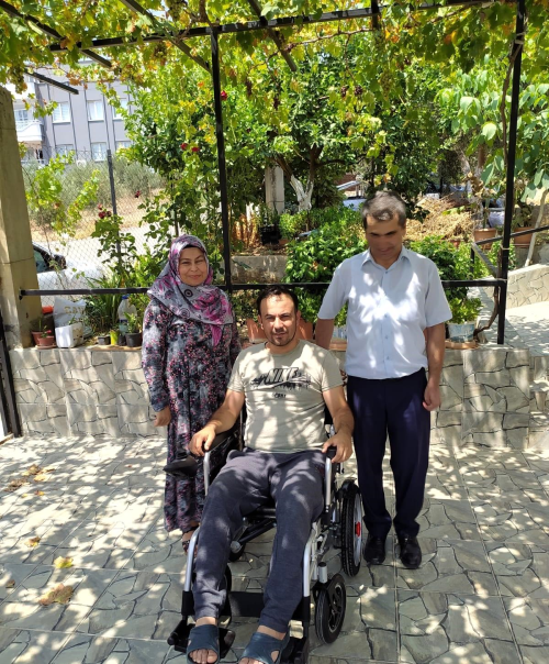 Deprem Nedeniyle Hatay'dan Adana'ya Yerleen MS Hastas Fiziksel Engelli Mustafa ahin, Akl Sandalyesine Kavutu