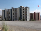 Depremde ağır hasar alan binaların dinamitle yıkımına başlandı