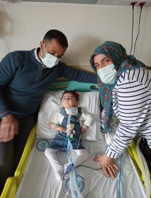 Depremde ar hasar alan evden karlan SMA hastas Zmra Nazl, Eskiehir'de yaam sava veriyor