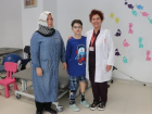 Depremde ampute olan �ocuk protez takarak y�r�meye ba�lad�