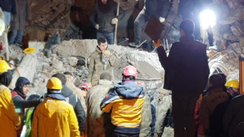 Depremde annesini ve kz kardeini kaybeden Merve zgr Demir, kalp krizinden hayatn kaybetti