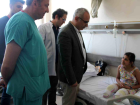 Depremde yaralanan 10 ya��ndaki Medine, protez bacaklar� ile y�r�yebilece�i g�n� bekliyor