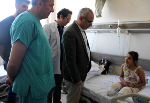Depremde yaralanan 10 yandaki Medine protez bacaklar ile yryebilecei gn bekliyor