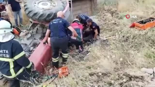Devrilen traktrn altnda kalan adam itfaiye ekipleri kurtard
