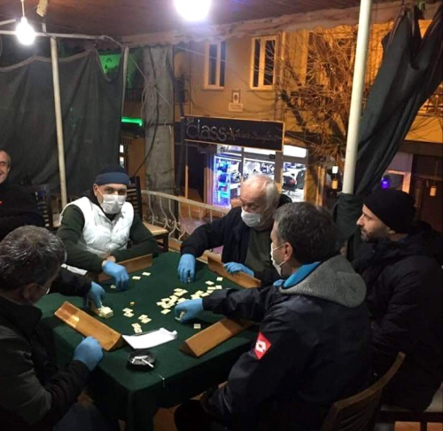 Dikkat eken koronavirs nlemi: Bursa'daki kahvehanede maske ve eldiven takp okey oynadlar