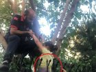 Diyarbak�r'da dut toplarken korkuluklara d��en �ocu�un kal�as�na �i� sapland�