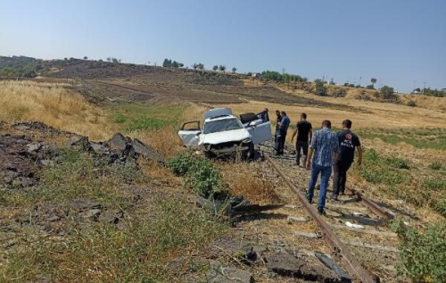 Diyarbakr'da Otomobil Tren Rayna Devrildi: 5 Yaral