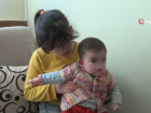 K���k k�z karde�ler uzanacak bir yard�m eli bekliyor