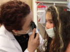 Doktorun tesad�fen muayene etti�i minik k�z k�r olmaktan kurtuldu