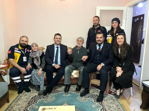 Duran kalbini tekrar altran 112 Acil Servis ekibini evinde arlad
