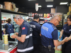 D�zce'de son kullanma tarihi ge�mi� y�zlerce �r�n imha edildi