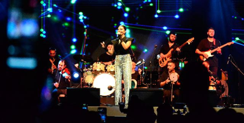 Ebru Yaar... LE FESTVAL'NDE OKULU KAPANI KONSER!