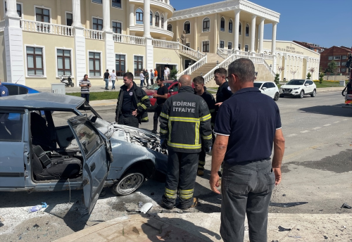 Edirne'de Otomobil arpmas: 4 Yaral