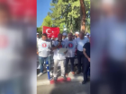 Ege �niversitesi Hastanesi'nde �al��an sa�l�k��lar geriye d�n�k alacaklar�n� talep etmek i�in eylem yapt�
