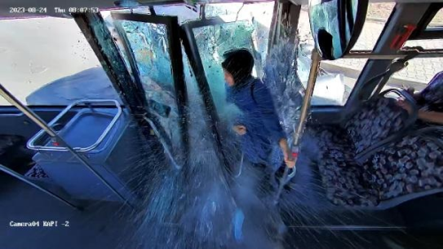 Elaz��'da cipin �ehir i�i otob�s�ne �arpt��� kazada 3 ki�i yaraland�