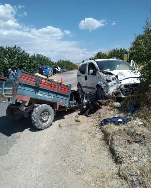 Elaz'da rmorklu apa makinesi ile hafif ticari ara arpt, 2 kii yaraland