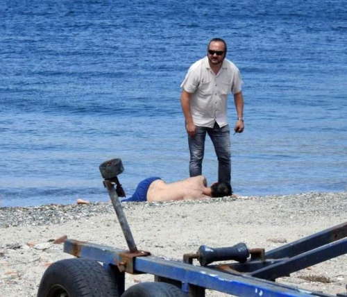 Erdek'te Denizde Boulma Tehlikesi Geiren Gen Hastaneye Kaldrld