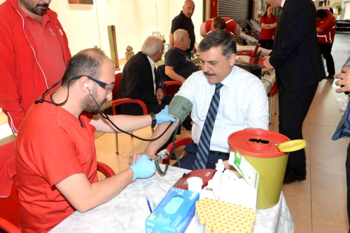 Erzurum Valisi Mustafa ifti'ye altn madalya ve berat takdim edildi