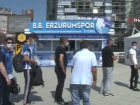 Erzurumspor taraftar� ma�lar� stadyumda izleyebilmek i�in a�� kuyru�u olu�turdu
