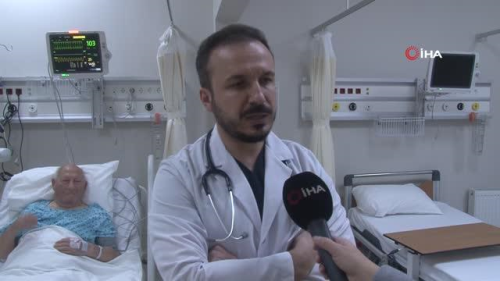Evinde kalp krizi geiren 93 yandaki adam, koldan anjiyo yaplarak hayata tutundu