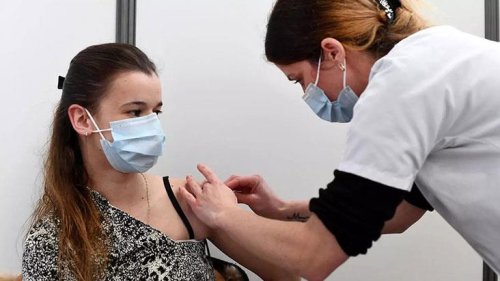 Fransa'da ak alanlarda maske zorunluluu yarn kaldrlyor